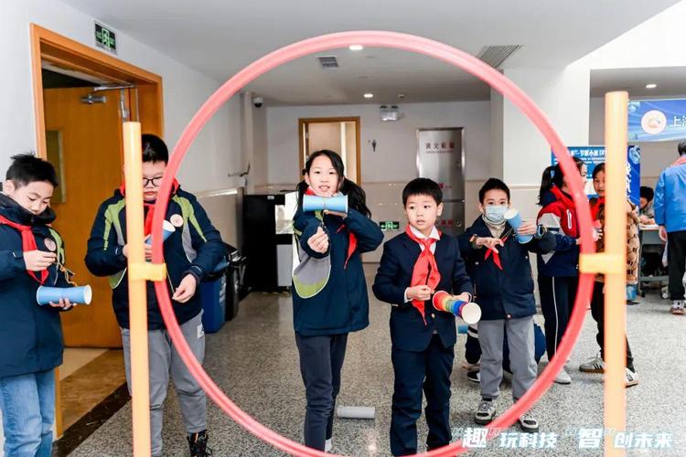 探玩科技，智启未来 在“科技探趣场”与“未来智玩界”中触摸人工智能